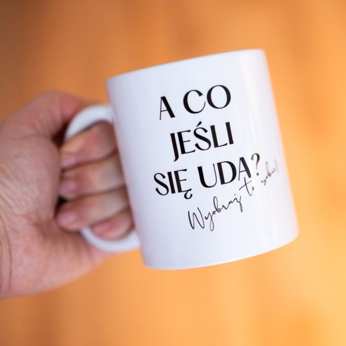 Kubek z motywacyjnym napisem „A co jeśli się uda – wyobraź to sobie” – prezent na nowy początek